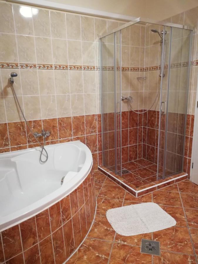 Imola Es Andrea Apartmanhaz Hajdúszoboszló Exteriör bild