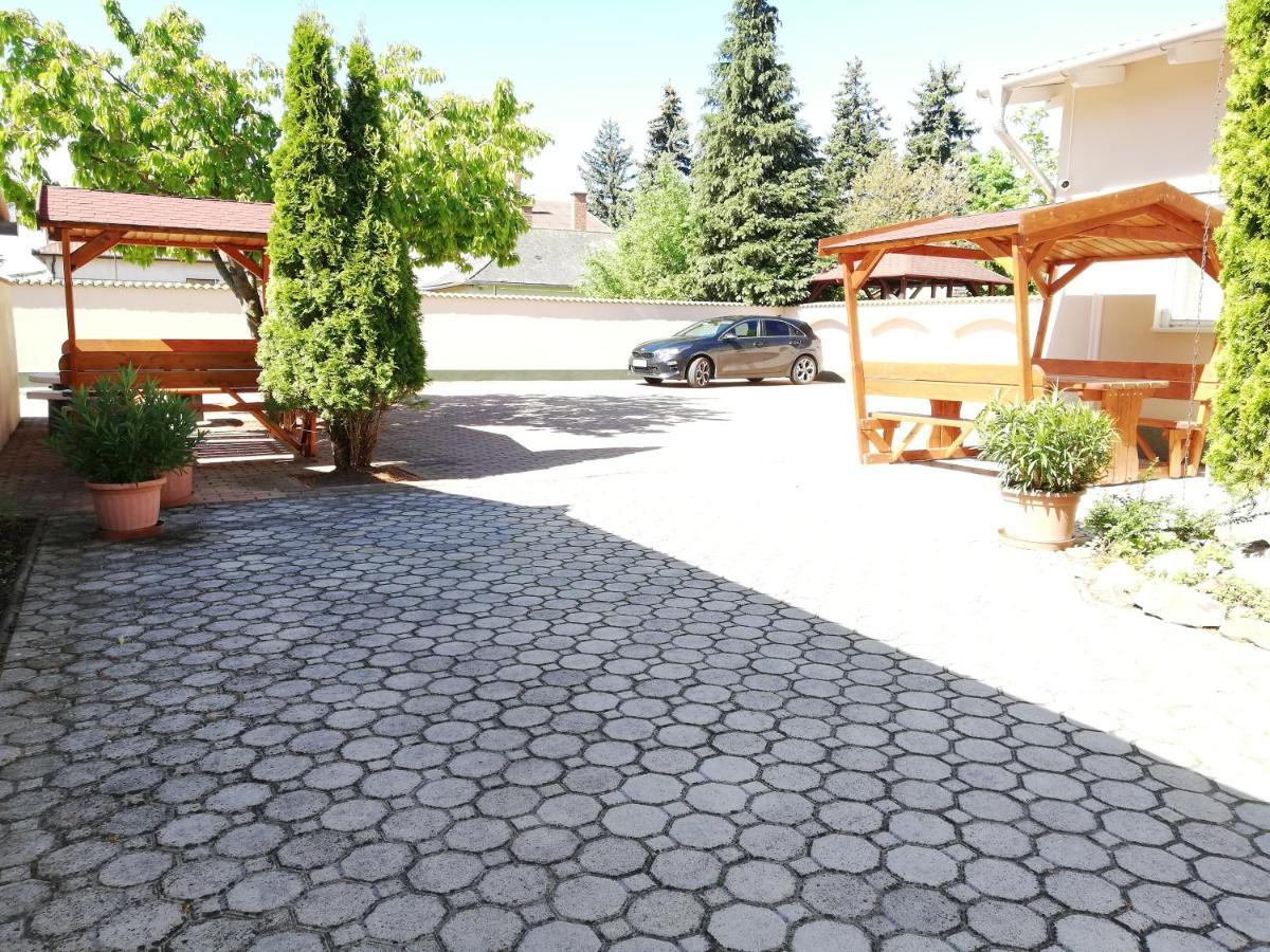 Imola Es Andrea Apartmanhaz Hajdúszoboszló Exteriör bild